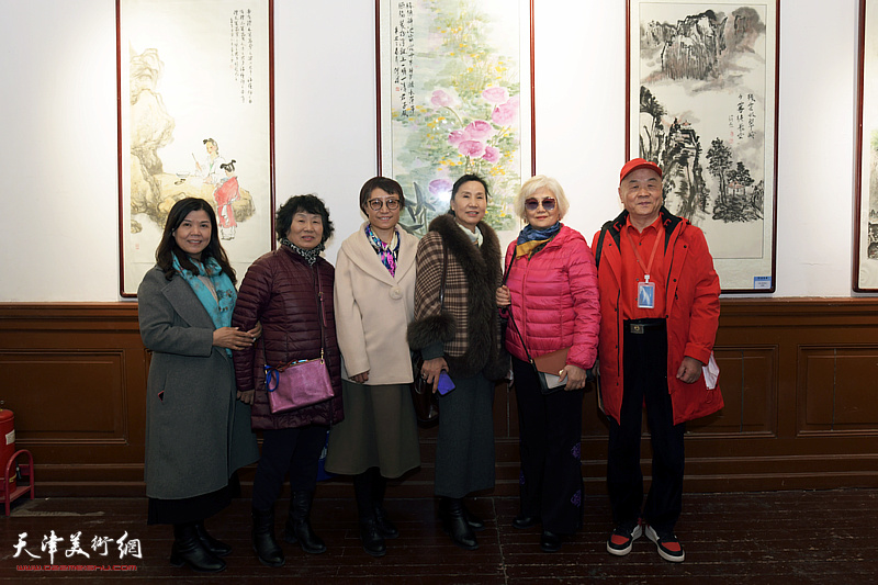 左起：王洪春、李永琴、刘丽华、王庭芬、何续、陈德生在展览现场。