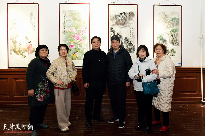 翟洪涛、郭洪友与胡潇、杜淑骑等在展览现场。