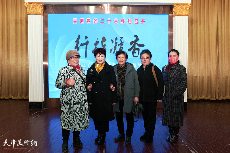 左起：罗凌、梦玉、李淑芳、李家红、李蓉在展览现场。