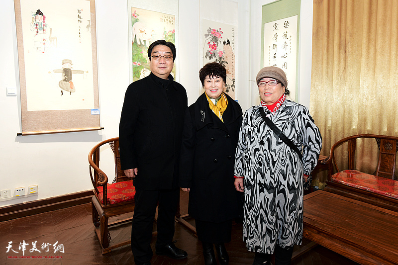 左起：翟洪涛、梦玉、罗凌在展览现场。