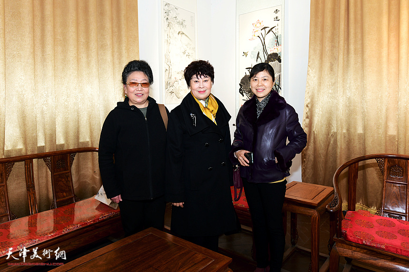左起：李家红、梦玉、陈莉在展览现场。