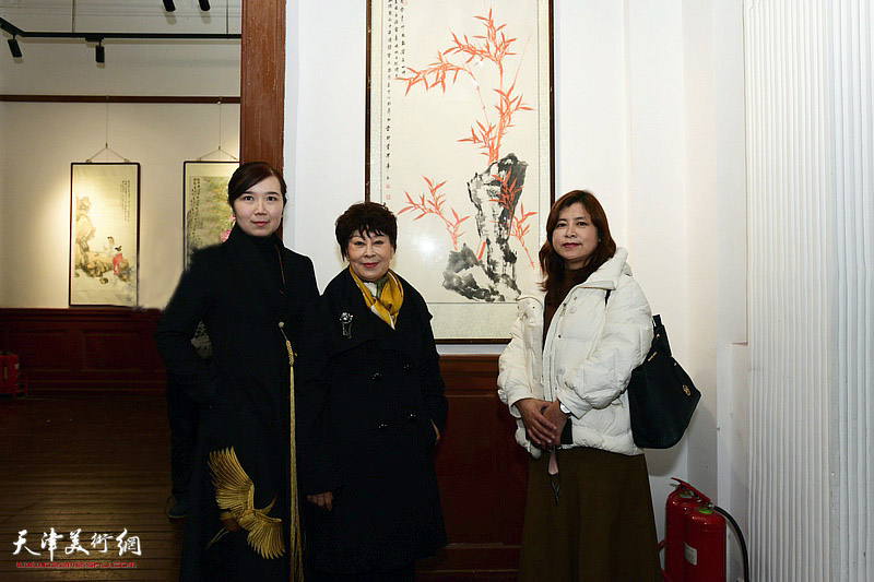 左起：李悦、梦玉、曹凤梅在展览现场。