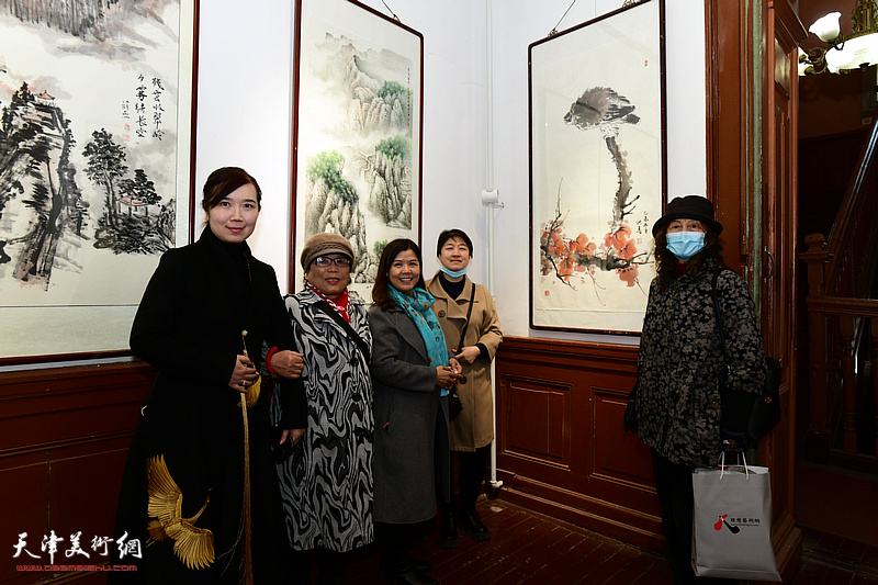 左起：李悦、罗凌、王洪春、李文、赵月兰在展览现场。