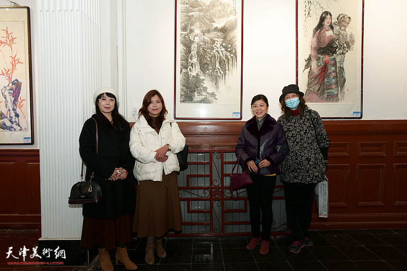 左起：乔美娟、曹凤梅、陈莉、赵月兰在展览现场。