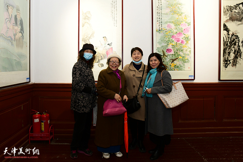 左起：赵月兰、薛燕、李文、王洪春在展览现场。