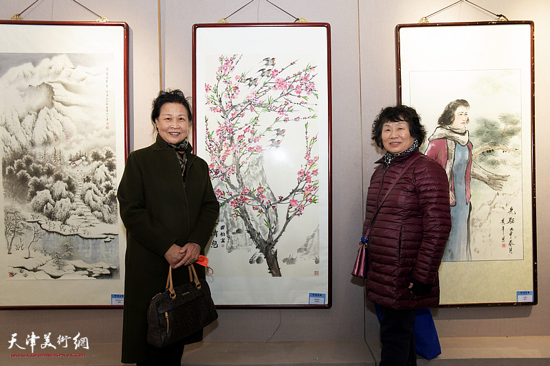 左起：单国钧、李永琴在展览现场。