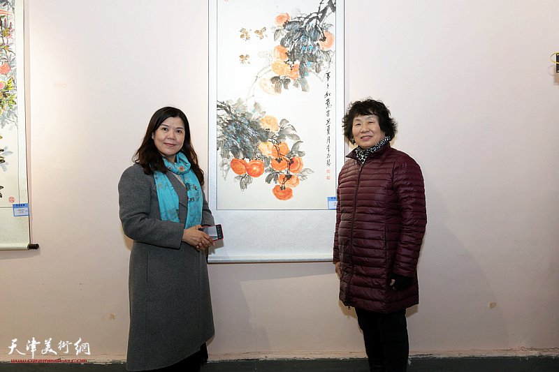 左起：王洪春、李永琴在展览现场。