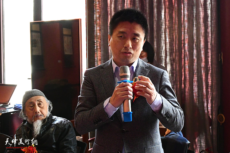 天津市青创园董事长刘文亮在艺术论坛上发言。