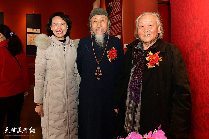 刘栋、逯彤、曲恬在展览现场。