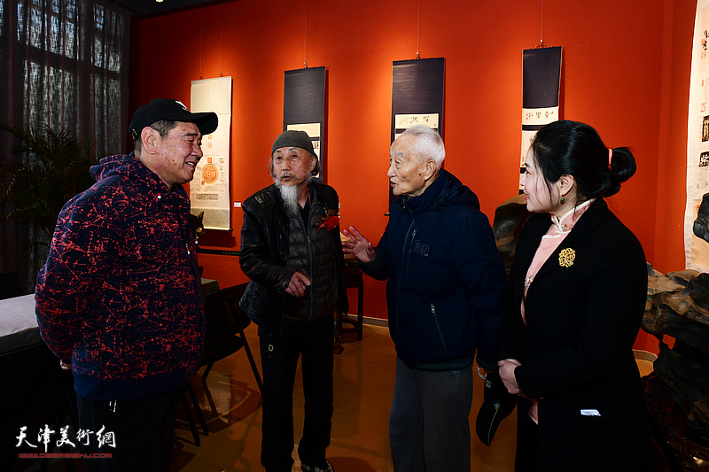 宁宗一、刘栋、范永庆、翟智慧在展览现场交流。