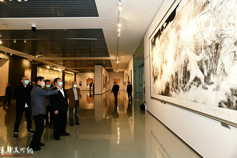 范扬陪同散襄军、施琪、马驰观赏展出的作品。