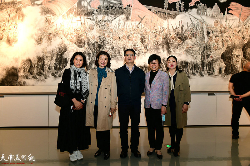左起：赵彦菊、万镜明、杨君毅、贺淑荣、田宝荣在画展现场。