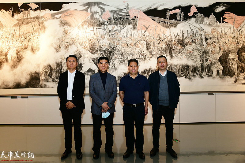 左起：陈广林、范扬、王会臣、陈秉龙在画展现场。