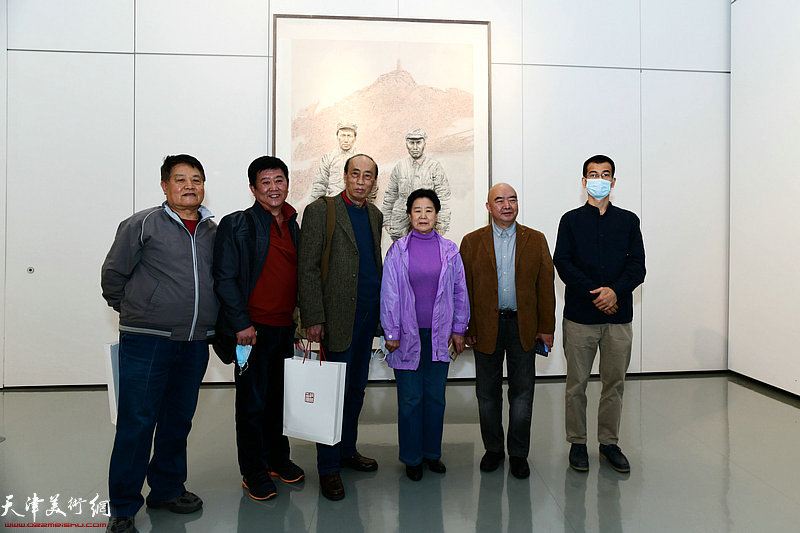 左起：刘鸿骏、刘经章、张学强、曹秀荣、尹沧海、姜金军在画展现场。