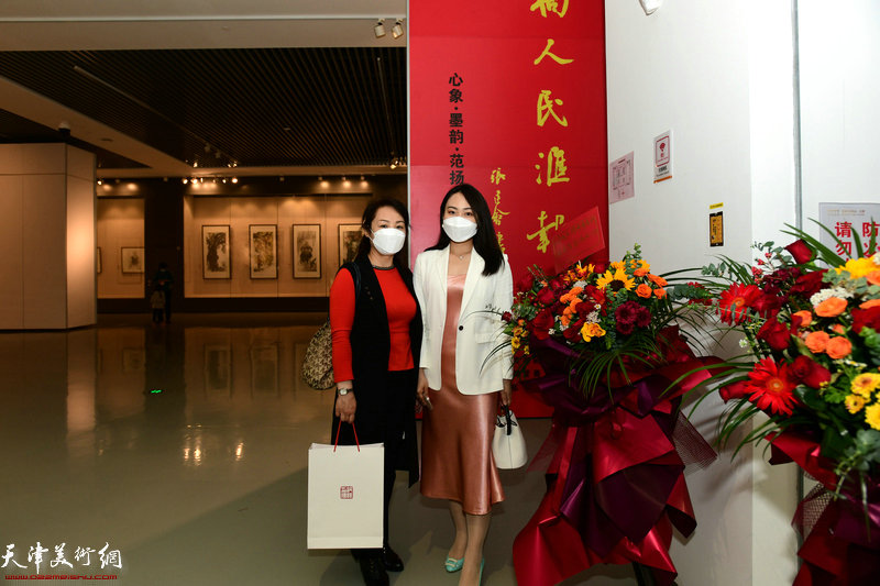 李春英与郭颖在画展现场。