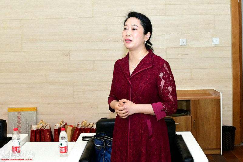 天津医科大学美育中心主任王蕾讲话。