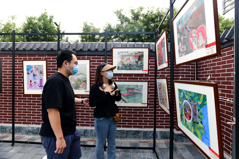 首届武清区少儿美术作品展现场。