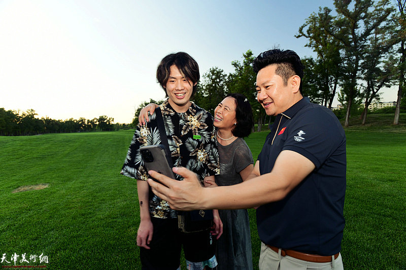 朱懿、赵彦菊在27人高尔夫俱乐部。