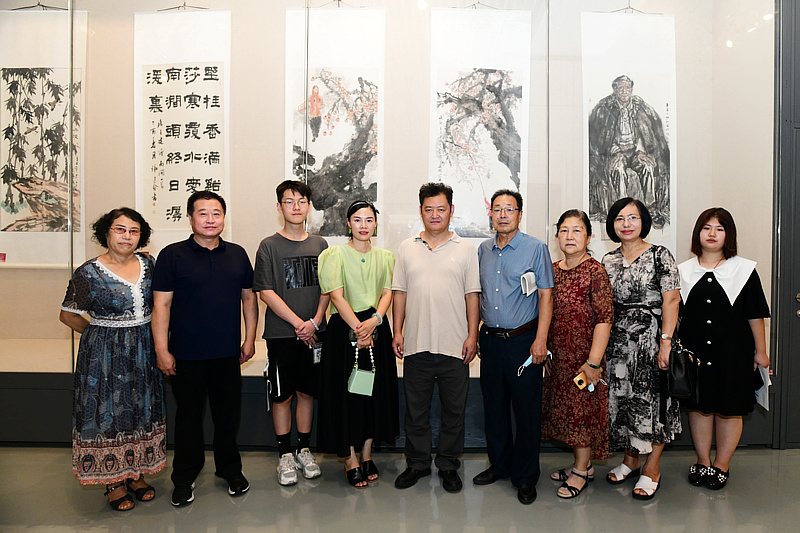白鹏、窦国春、孔广生、郭旭梅与书画爱好者在展览现场。