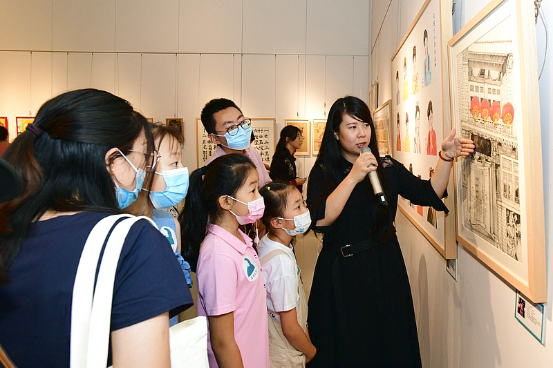 侯丹珠老师在展览现场为同学们讲解展出的作品