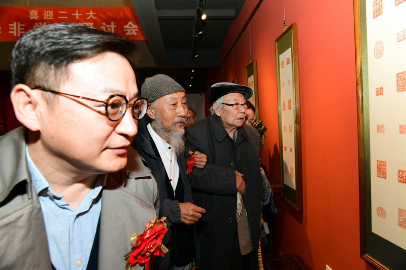刘栋、孙飞陪同华非先生观看展品。