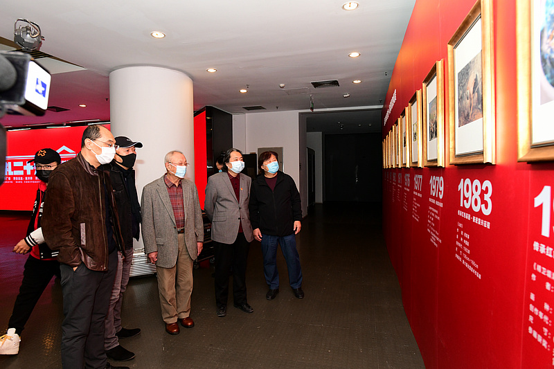 路波、贾广健、张京生、姜中立、薛明参观展览。
