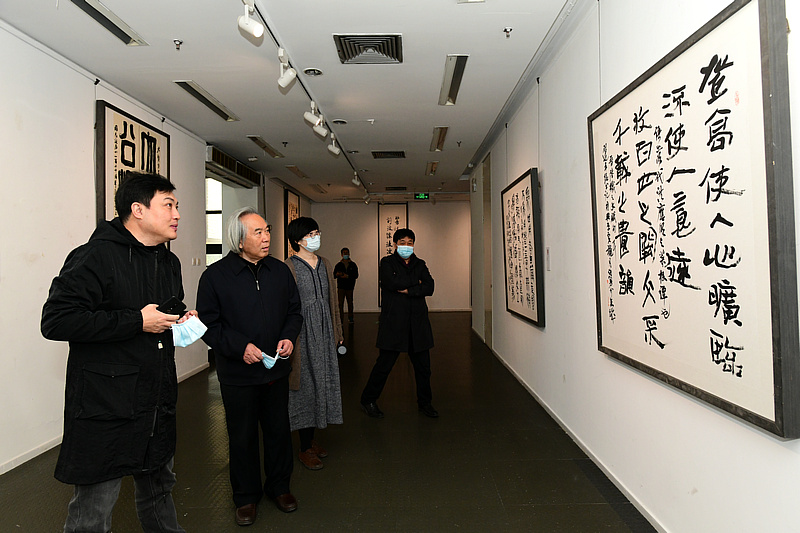霍春阳、吕铁元、谢雅云参观展览。