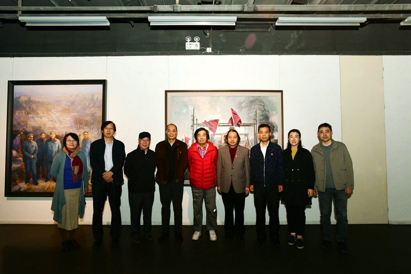 左起：马雨超、路洪明、庞黎明、路波、张耀来、贾广健、李永奎、张福瑜、高山在展览现场。