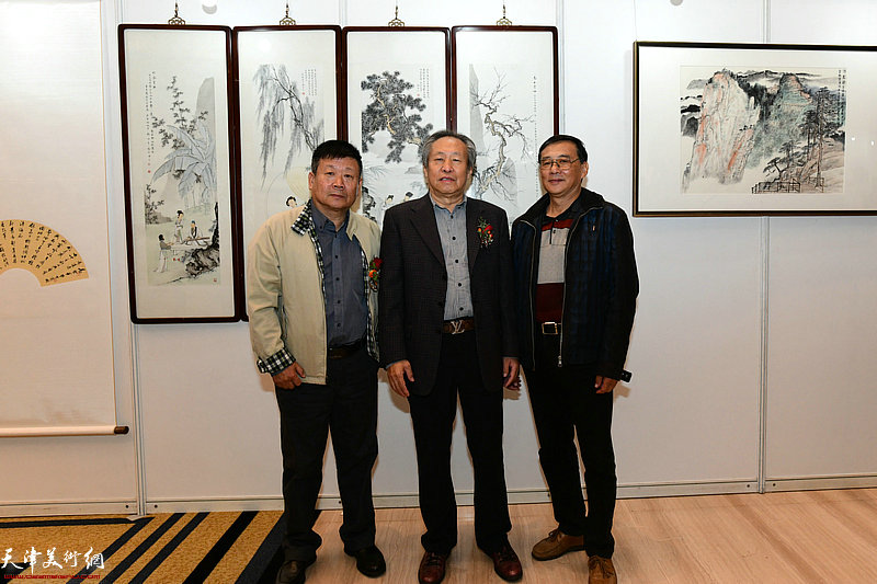 刘国胜、帅起、林海在主题画展现场。