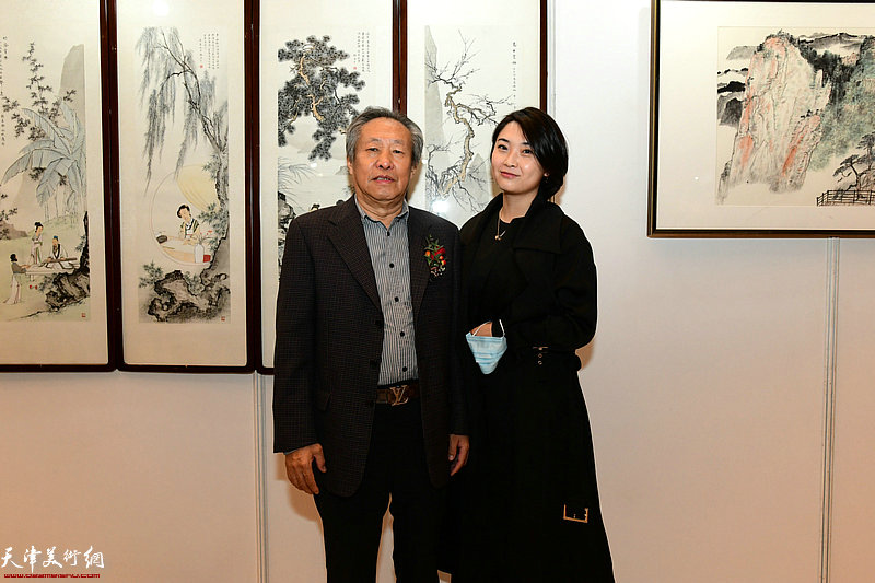 刘国胜、巩欢在主题画展现场。
