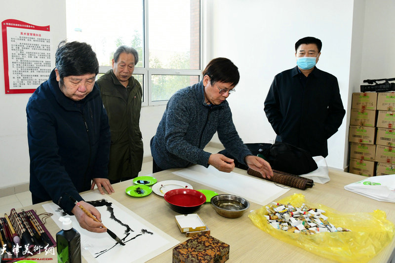 王惠民、李根友在活动现场绘画。