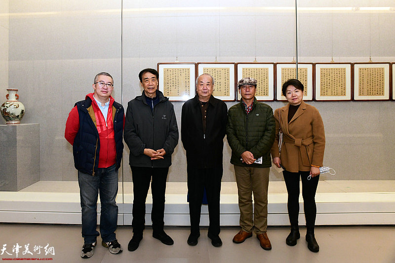 王振德、姜维群、张福义、齐珏、王峻立在书画展现场