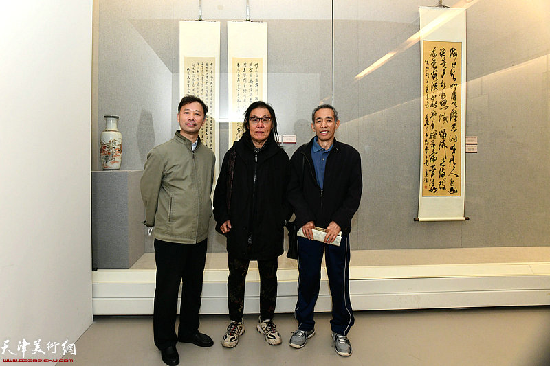 陈栋琨、苏玉作、王智忠在书画展现场