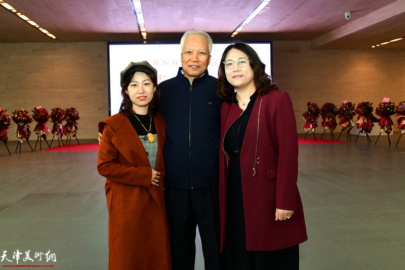 孟宪维与孟瑾、王娟在书画展现场