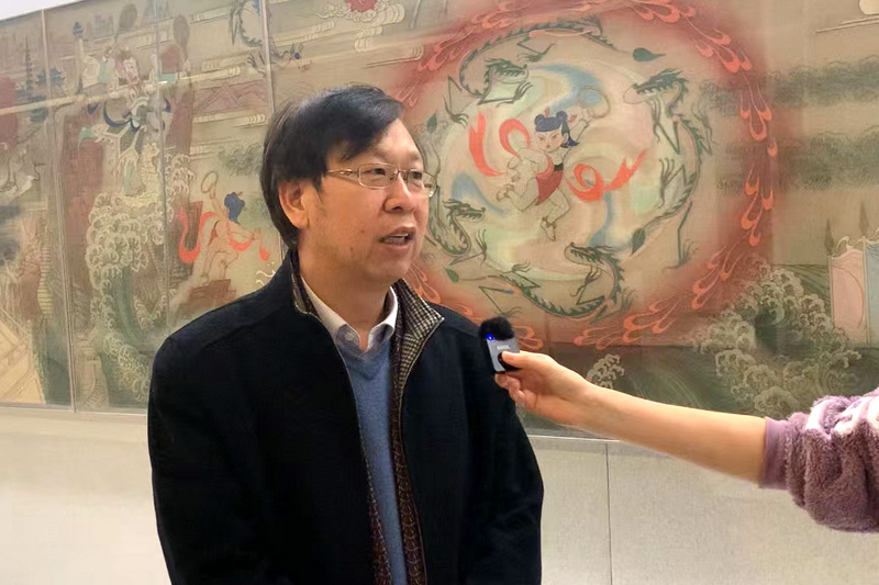 中国书画报社社长、执行总编辑路洪明教授在展览现场接受媒体采访