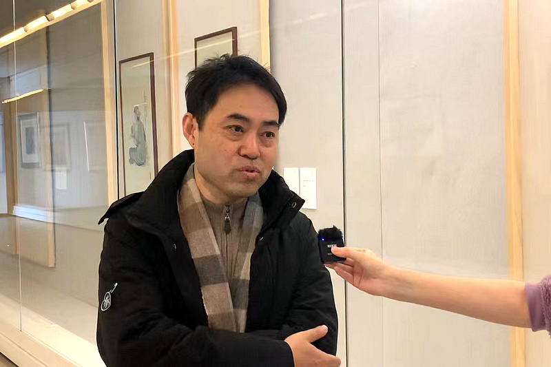 天津美术学院设计艺术学院院长高山教授在展览现场接受媒体采访