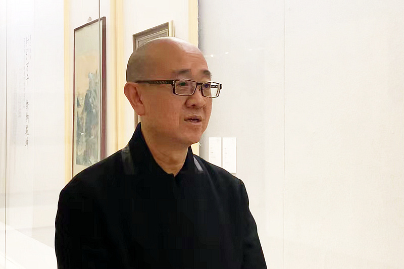 天津美协副主席、天津美术馆马驰馆长在展览现场接受媒体采访