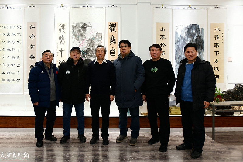 左起：何宝生、杨家龙、刘国胜、董士林、刘志勇、田树仁在画展现场