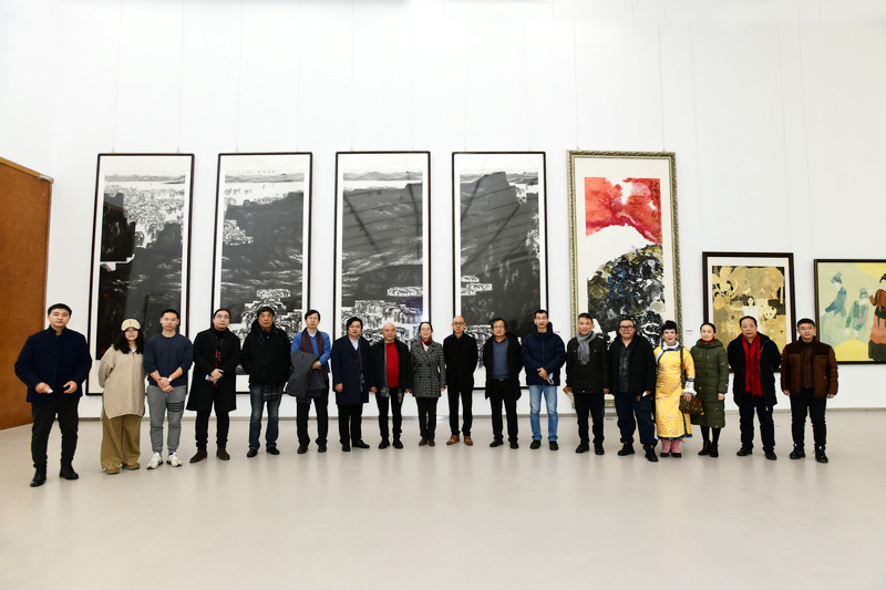 尹沧海与部分参展作者、嘉宾在展览现场