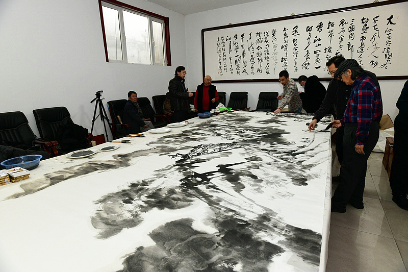 中国书画报艺友会走进芦新河，图为书画活动现场