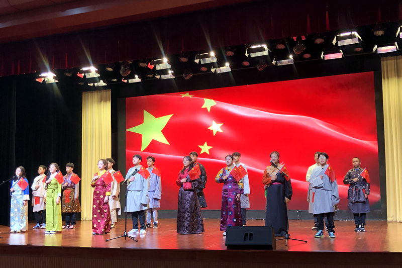西藏班合唱团演唱《我和我的祖国》